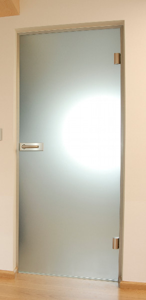Otočné sklenené dvere v hlinikovej zárubni – jednokrídlové