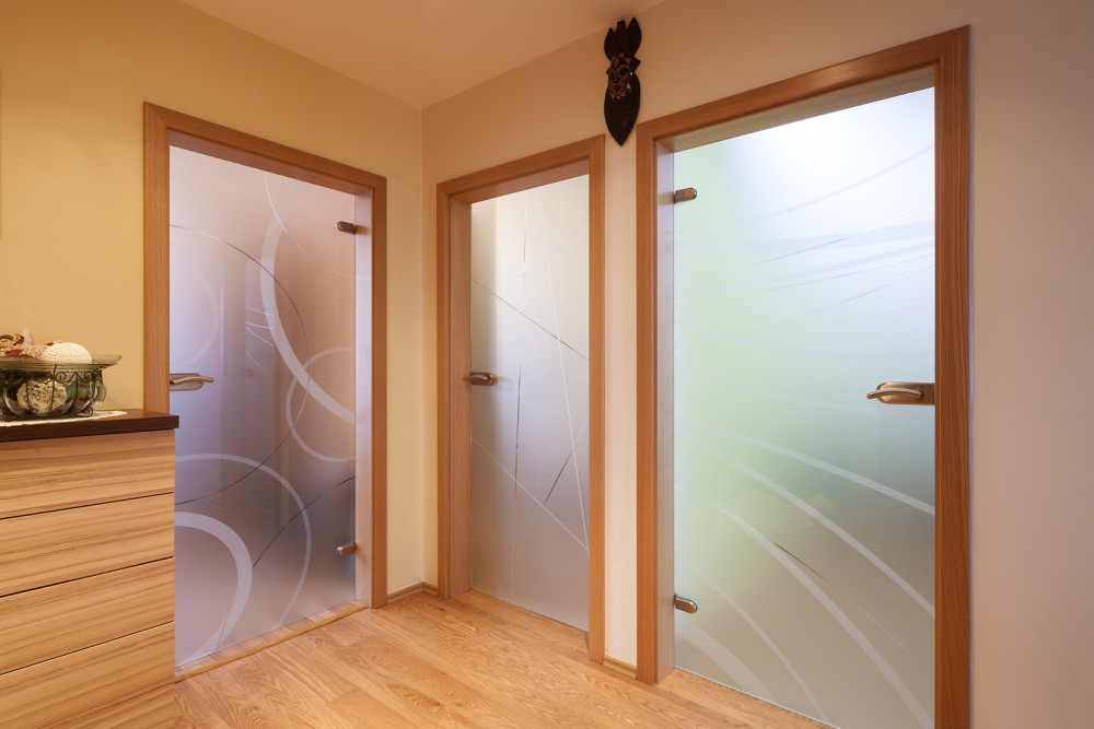 Otočné sklenené dvere v drevenej zárubni – jednokrídlové
